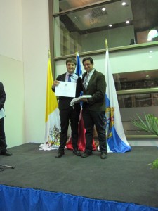 Antonio Salazar recibe el reconocimiento a la mejor tesis 2014. Hace entrega del premio su profesor guía Esteban Sáez.