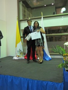 Alix Becerra recibe el premio al Mejor Compañero 2014.