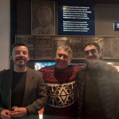 Profesor José Luis Almazán e Ingeniero Nicolás Tapia acompañan a Manuel Rabelo, técnico del Laboratorio desde la década del 1970.