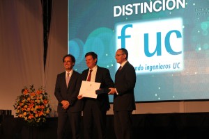 El presidente de la FIUC Jorge Ferrando y el decano entregando el premio al padre del alumno Eduardo Toro.