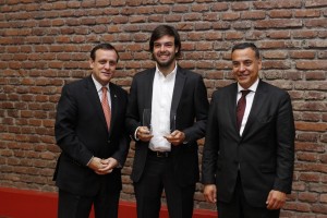 El alumno José Arellano junto al rector Ignacio Sánchez y Cristián Lopicich, gerente de Santander Universidades e Instituciones.
