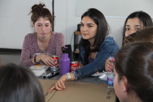 Reunidas en mesas, las participantes compartieron ideas para implementar en Mujeres Ingeniería UC.