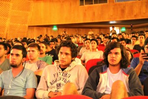 Más de 600 estudiantes escucharon la entrevista en el auditorio del Complejo Andrónico Luksic Abaroa.