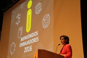 Ana María Bravo, directora ejecutiva de la Escuela de Ingeniería UC en la ceremonia de bienvenida.