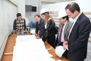 La delegación de la Vicerrectoría Económica y   el vicedecano de Ingeniería UC, revisando los planos de la obra junto al subdirector de Infraestructura.