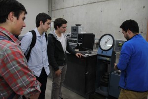 Los alumnos además de laboratorios (en la foto, Laboratorio de Materiales) visitaron los aisladores sísmicos y otros sectores del campus San Joaquín.