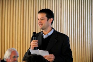 Pedro Bouchon (en la foto), vicedecano de Ingeniería UC, iniciando la reunión.