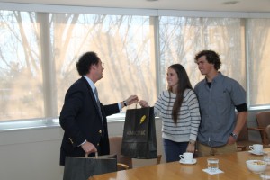 Estudiantes recibiendo reconocimiento en manos del decano Juan Carlos de la Llera.