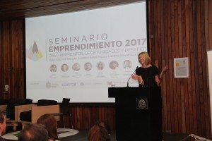 Claudia Bobadilla, dando inicio al "Seminario de emprendimiento 2017: Descubrimientos, oportunidades y desafíos".