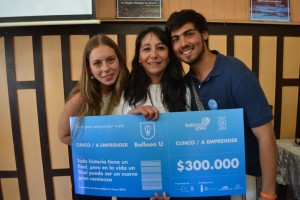 De izquierda a derecha: Rosario Contesse, titulada de ingeniería UC, Lorena Zárate, emprendedora ganadora del primer lugar, Joaquín Recabarren, estudiante de Ingeniería Comercial UDD.