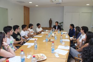 Estudiantes de ingeniería UC reunidos junto al vicedecano Pedro Bouchon.