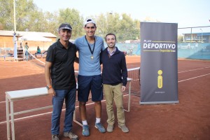 El entrenador Piero Palavicino, el ganador del torneo Gonzalo Pozo y Renato Ibieta, encargado del Plan Deportivo de Ingeniería UC. 