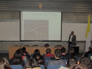 Pavlos Protopapas realizó un seminario a los estudiantes durante su visita. 