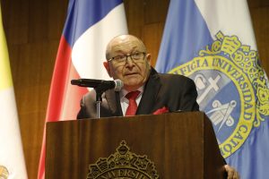 El profesor de la Escuela de Ingeniería, Aldo Cipriano, realizó un discurso en representación de los académicos y académicas distinguidos. Créditos fotografía: César Cortés Dellepiane