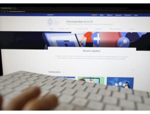 photo_camera Consejos para crear una clave segura y proteger los dispositivos electrónicos son algunos de los recursos disponibles en el sitio web de Ciberseguridad en la UC. Créditos: César Dellepiane